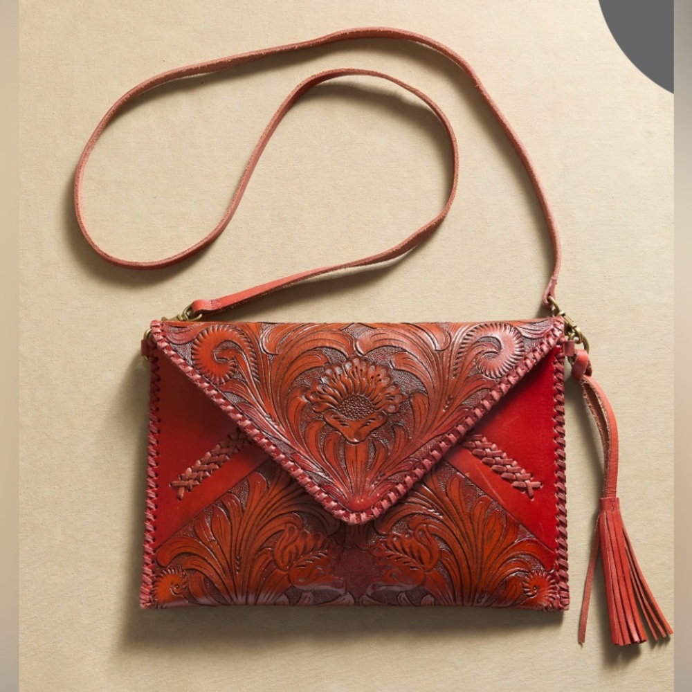 🚩 🆕 NWT Sundance “Shasta Tooled Leather Clutch” in Red.   Size: OS